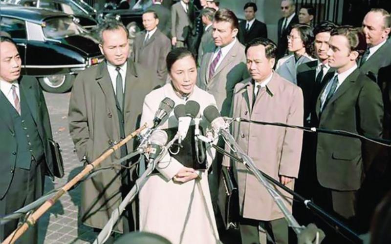 Một người phụ nữ Việt Nam trong tà áo dài truyền thống, chuẩn bị đón Tết với nụ cười rạng rỡ